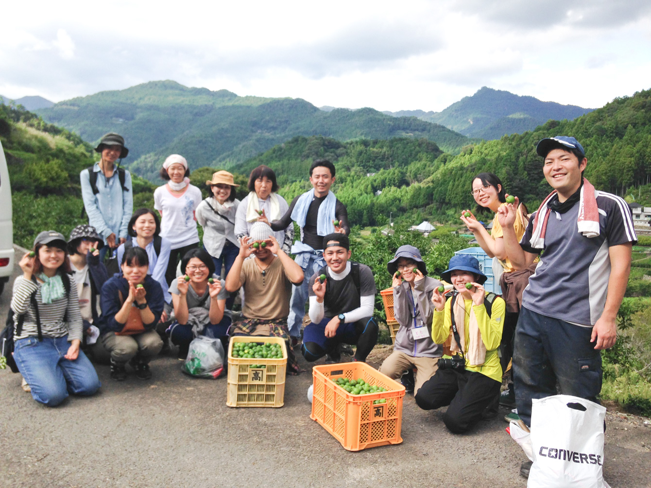  Picked lots of sudachi citrus with a familiar farmer in Kamiyama town. 