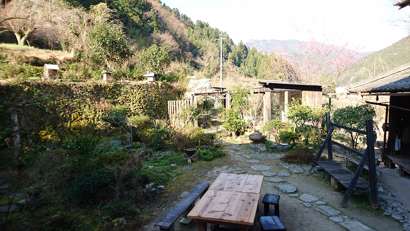 神山塾の活動場所のひとつである古民家「山姥」の中庭。ここでイベントや講義などの活動を行う。