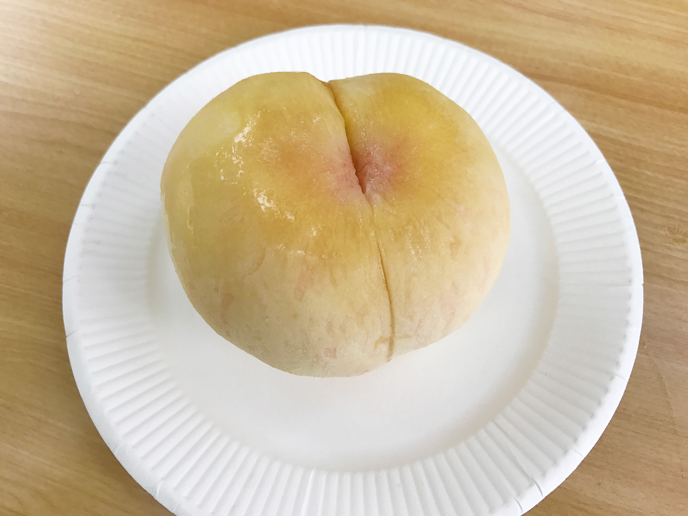 完熟の桃はナイフを使わなくても手でスルーっと皮が剥けます。