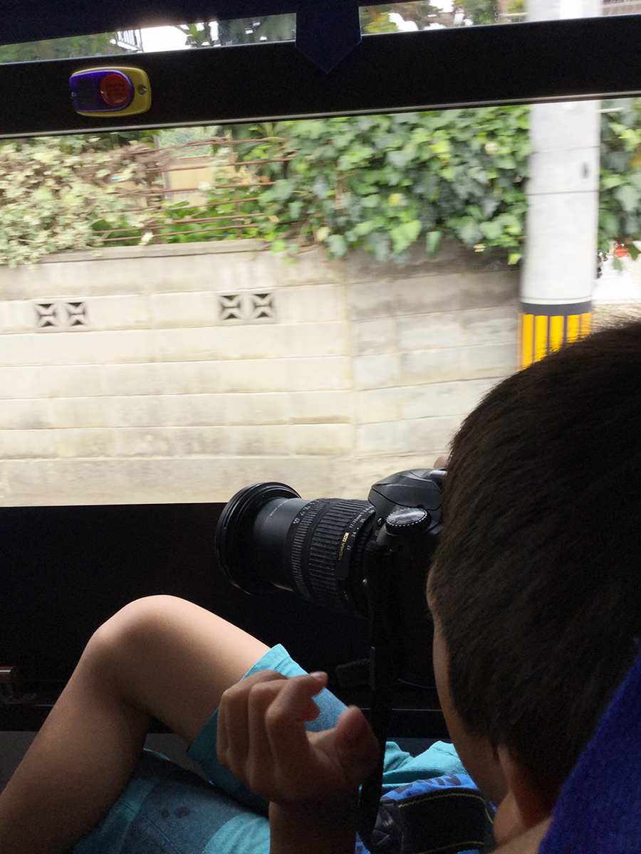 車窓から写真撮影を始める息子。バスの乗客は私たち親子だけで借り切り状態でした。