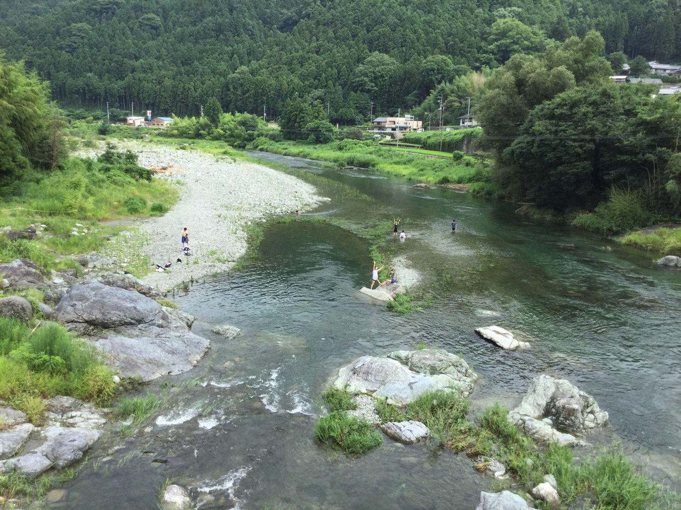 蔵本から神山町へ車で移動する時にはこの鮎喰川に沿ってえっちらおっちらと山越えしていきます。
