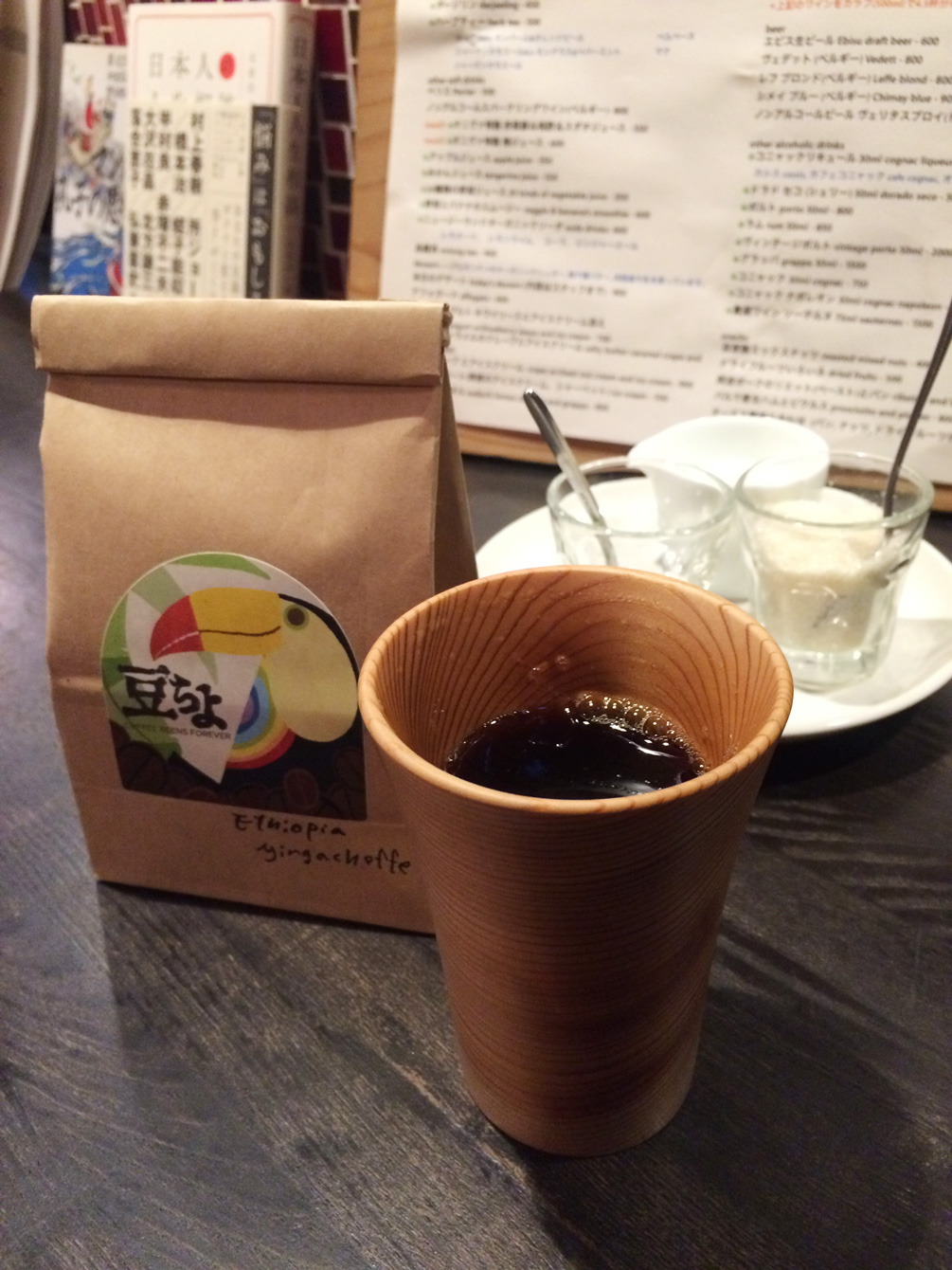 驚くほど薄くて軽いカップ。口にあたる部分が柔らかく、コーヒーもとってもまろやかに感じます。神山町の自家焙煎「豆ちよ」さんのコーヒーも更においしく楽しめます！