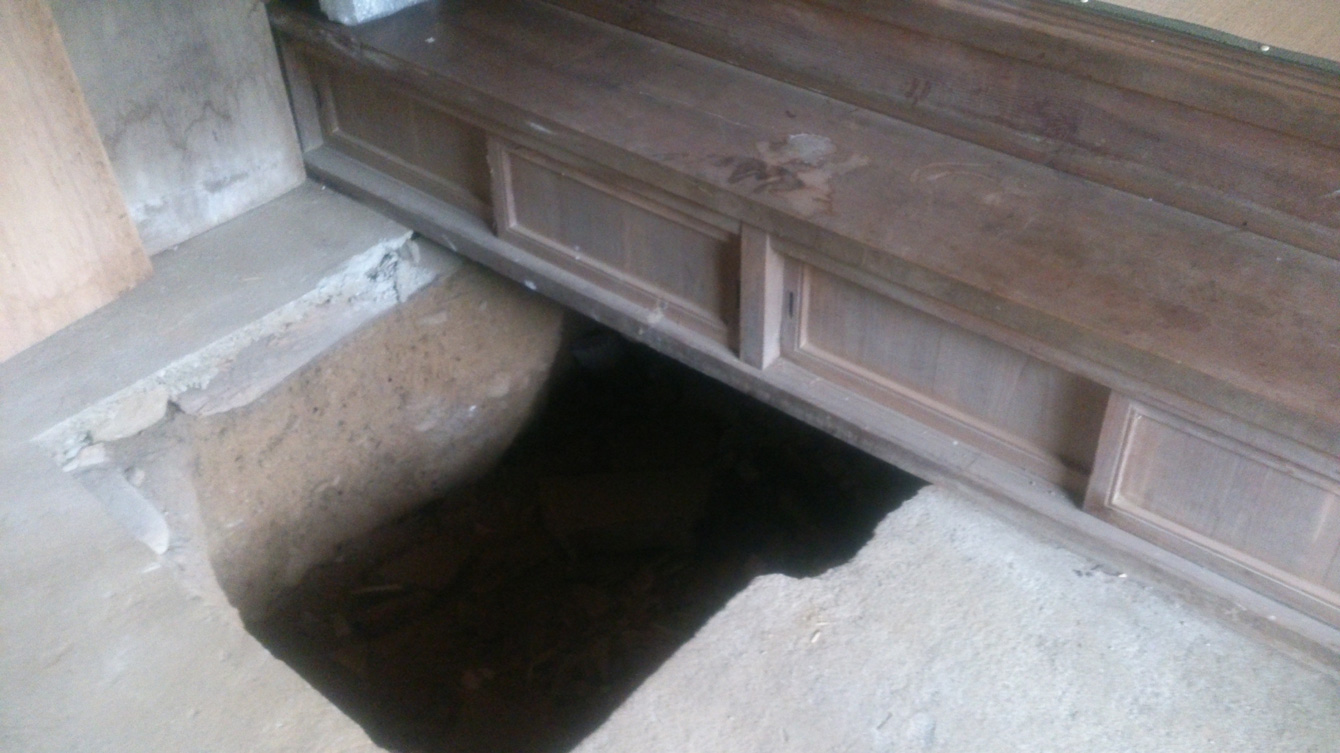 玄関を入ってすぐの所にあった大きな穴。芋釜（いもがま）というらしい。昔(50～60年前)の家にはどこにでもあり、その名の通り、芋を保存するために床下などを掘り込み保存していたそう。