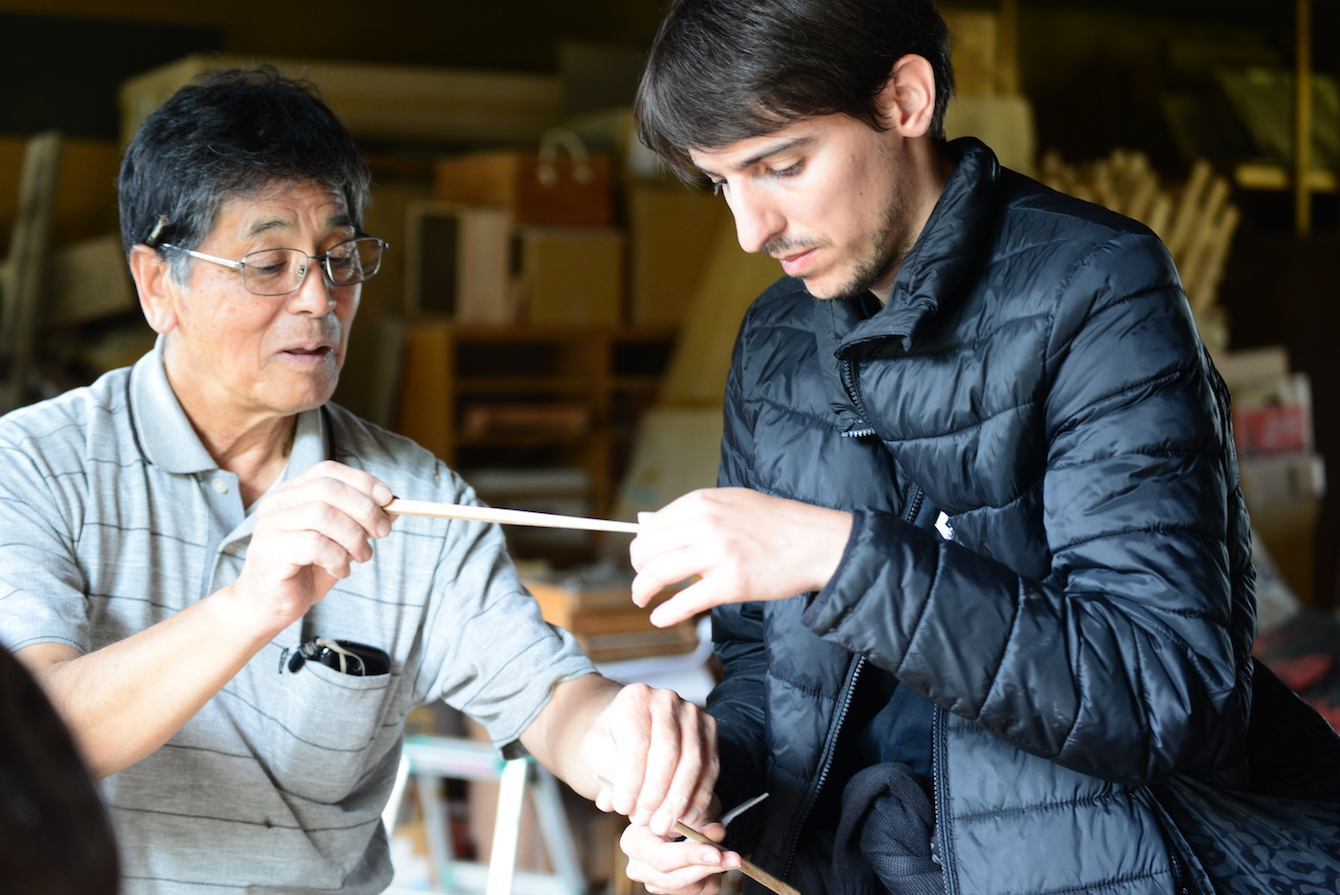 箸づくりを指導してくださる、澤口さん（左）。